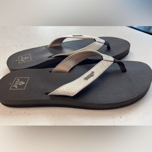 Womens sandals ( fits like a 9 )